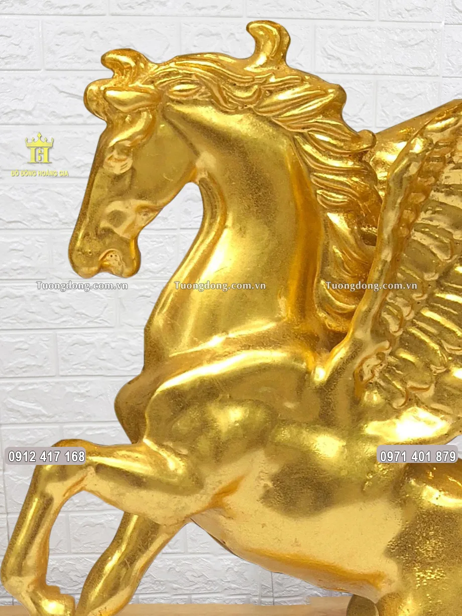 Gương mặt của linh vật ngựa được chạm khắc sắc nét